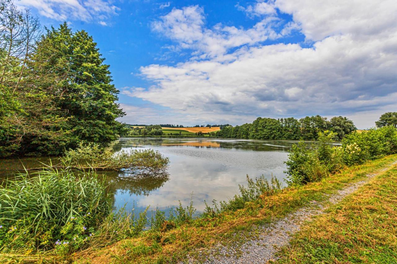 Отель Buskovsky Mlyn 1580 Dolni Bousov Экстерьер фото
