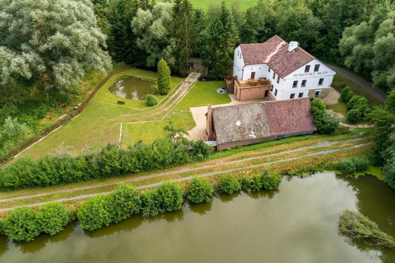Отель Buskovsky Mlyn 1580 Dolni Bousov Экстерьер фото